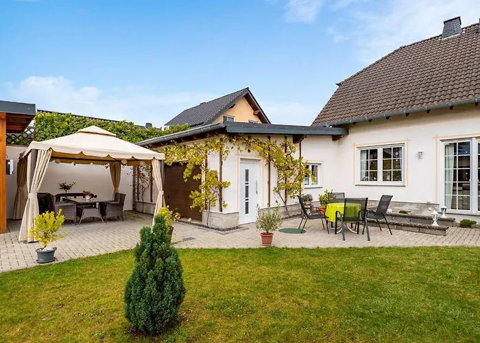 度假居 With Fenced Garden In Faid