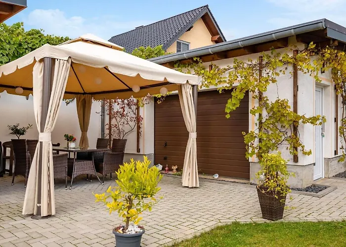 度假居 With Fenced Garden In *