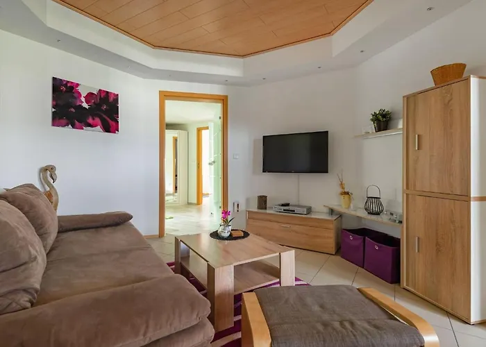 With Fenced Garden In 度假居 Faid