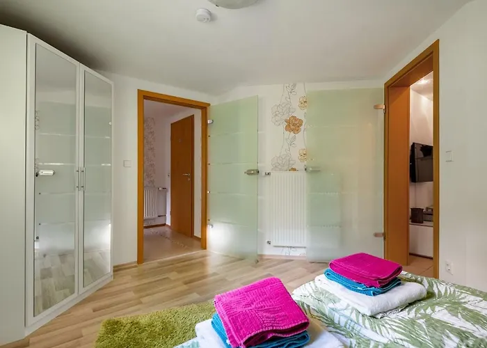 度假居 With Fenced Garden In *