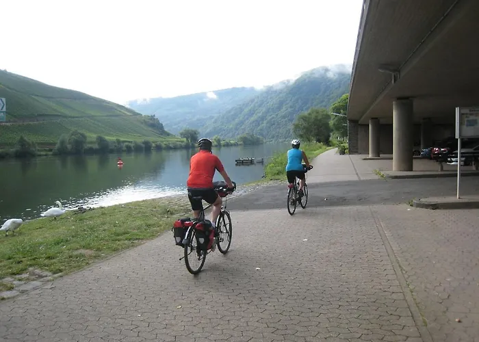 度假居 With Fenced Garden In *